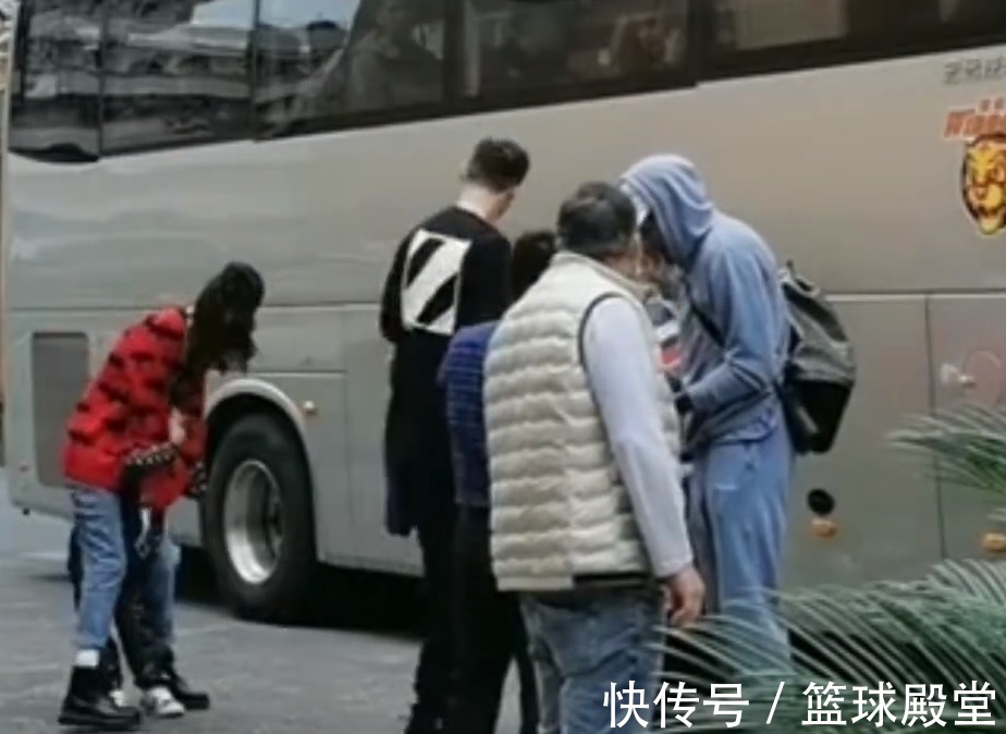 九九|看哭了!出征前九九抱紧周鹏,周鹏多次回首,威姆斯赵睿暖心安慰
