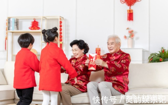 朋友家|“朋友给女儿500元压岁钱,可他家2个孩子”,宝妈的回礼方式被赞