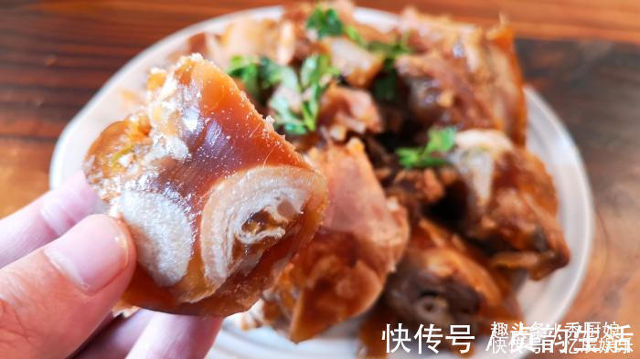 做猪皮冻时,焯水后直接煮就错了,教你一招,猪皮清澈透亮还不腥