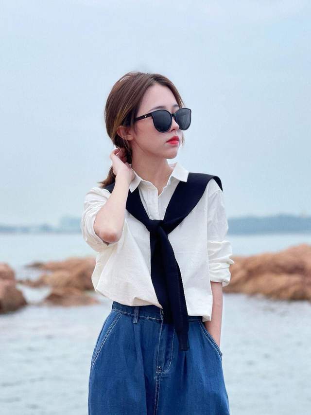 下半身|气质不分年龄,蕾丝小开衫+卡其色短裤,性感又有女人味