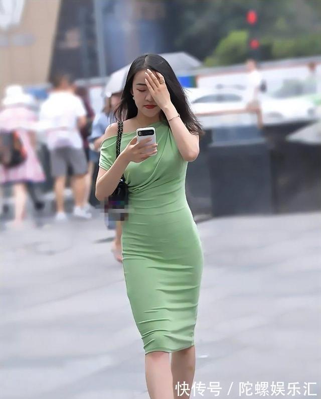 蕾丝|清新活泼的连衣裙装扮不乏气质感，清新的风格温婉可人，活力四射