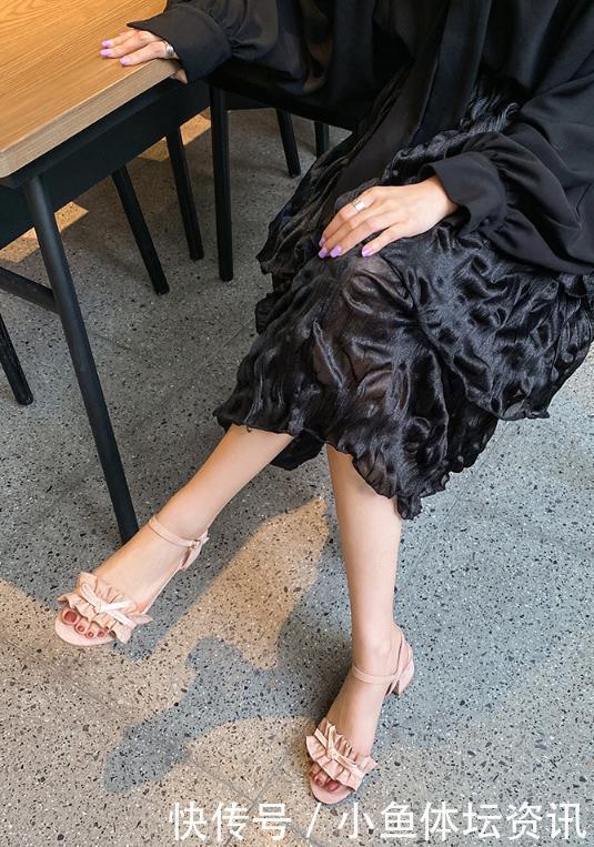 凉鞋不一定要选细跟的，粗跟不但稳健时尚还在众多细跟中脱颖而出