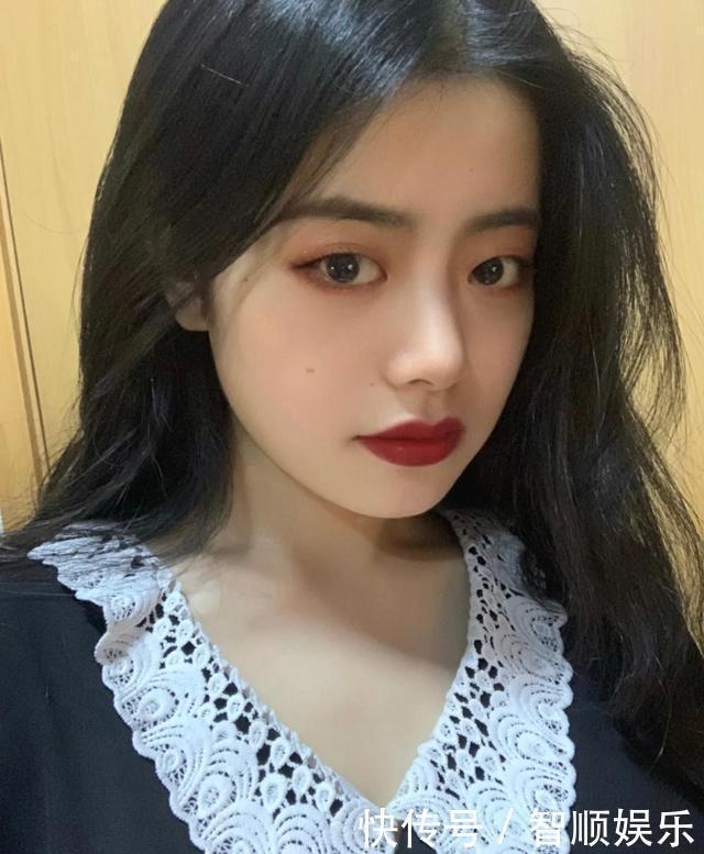 “港风色”更适合黄皮，素颜涂都很显白，关键是气质拿捏到位！