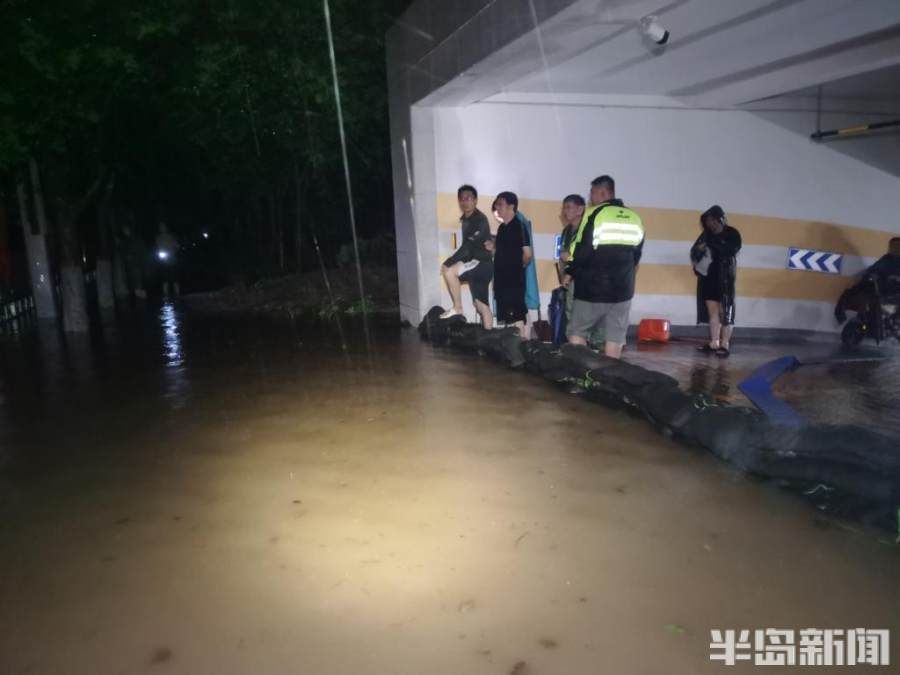 救援队|高校地下室深夜坍塌，100名学生被困，青岛救援队乘铲车前来救援