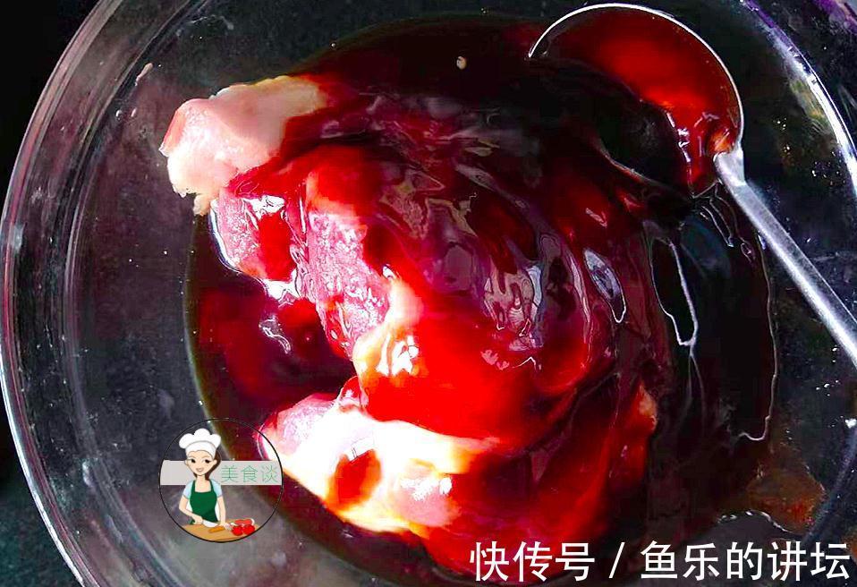 把梅头肉腌制一晚上,放进电饭锅,不加水直接焖,香到渣都不剩下