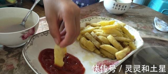 番茄酱|女儿和她朋友在家炸薯条，蘸上番茄酱，外酥里嫩，酸甜可口真美味！