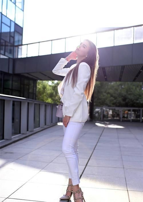 紧身肚脐的吊带装,搭配一件青色的打底裤,显得时尚又有活力