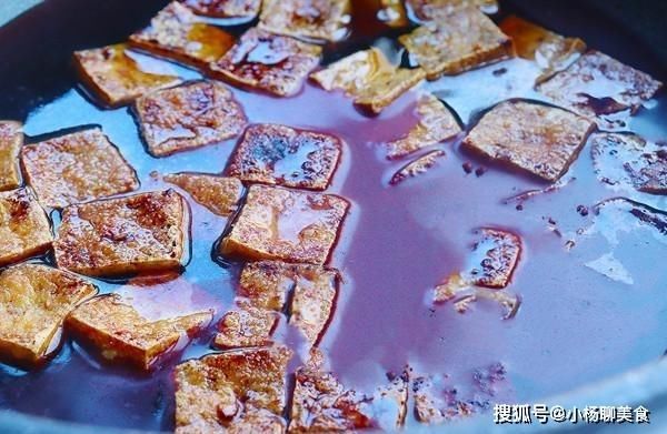 做法|三伏天，豆腐别在炖了，教你教你豆腐新做法，不炖不煮，比肉还香