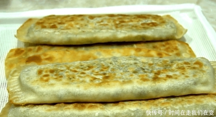 立春后,我家早餐常吃它,锅中一烙,皮薄馅多,简单又下饭
