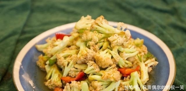 炒花菜,先焯水还是先过油?都不对,教你一招,花菜香脆又入味