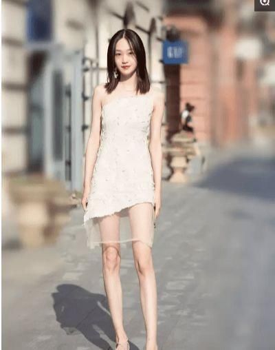 牛仔裤|街拍，小姐姐穿着唯美的长裙，宛若窈窕淑女，男人都想娶她回家