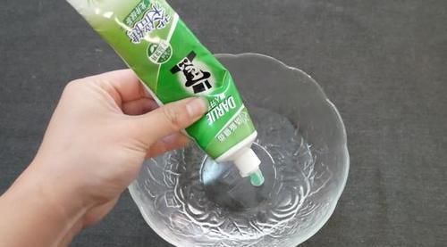 赶紧把牙膏挤到白醋里,真是厉害了,了解一下,学会告诉家里人