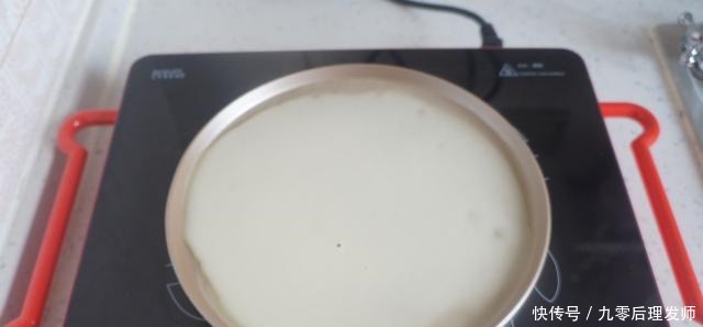 别买蛋糕了,平底锅就能做,半碗面粉一盒牛奶,轻松做出美味甜点!