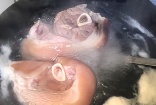 香料|红烧肘子家常版，不用油炸，40分钟皮酥肉烂，元旦宴客有面子