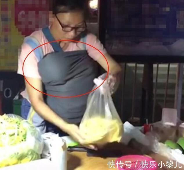 哽咽|菜市场老板胸前挂一个''布袋''，顾客凑近一看，哽咽再来2斤菜