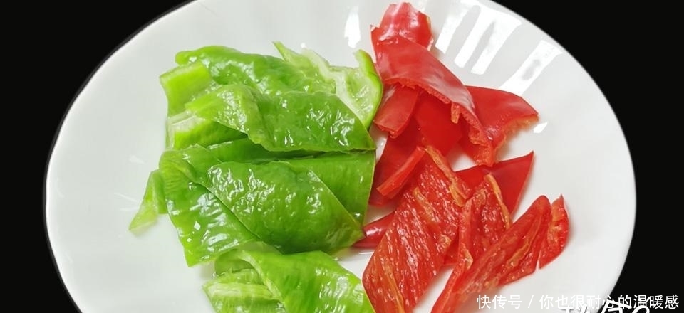 这道素菜春节后我常吃,不用放肉也很香,酸辣爽口,低卡轻热量