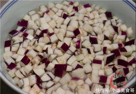 茄子丁|茄子切成丁淋上鸡蛋，实在太好吃了，我家一周吃6次，营养又下饭