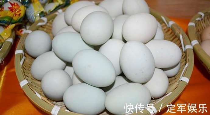成熟|自制咸鸭蛋，只需2样调料，10天就成熟，半月蛋黄起沙出油，真香