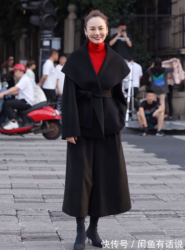 博主|为什么你穿黑大衣不好看?45岁博主的4个“配色法则”很值得借鉴