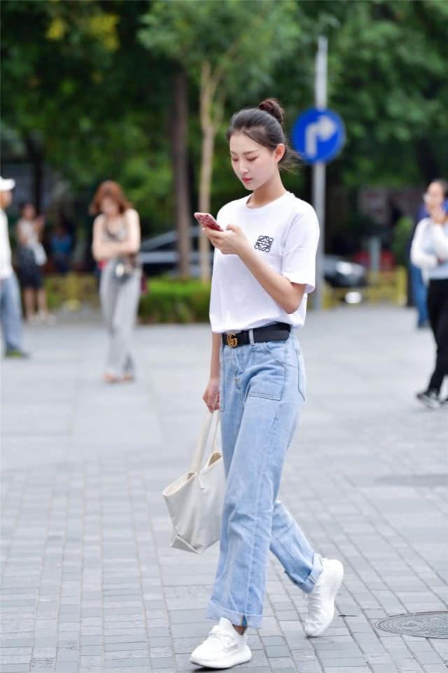 微胖|身材微胖的气质美女,柔美的上衣搭配热裤,让身材变得更加均衡