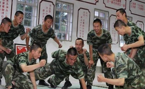俯卧撑|军人一分钟做多少俯卧撑,才达到合格水平?别小瞧了这个数