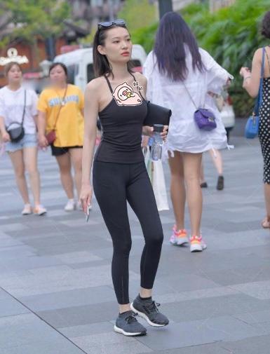 黑色系|街拍:黑色系穿搭,简约时尚,清爽干练