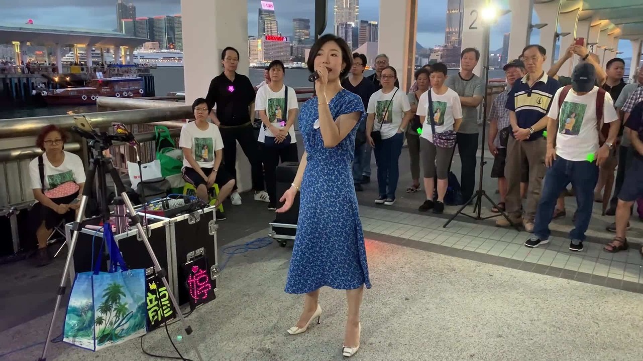 尼格买提|她是《星光大道》最惨冠军,曾在春晚压轴,如今却在街头卖唱?