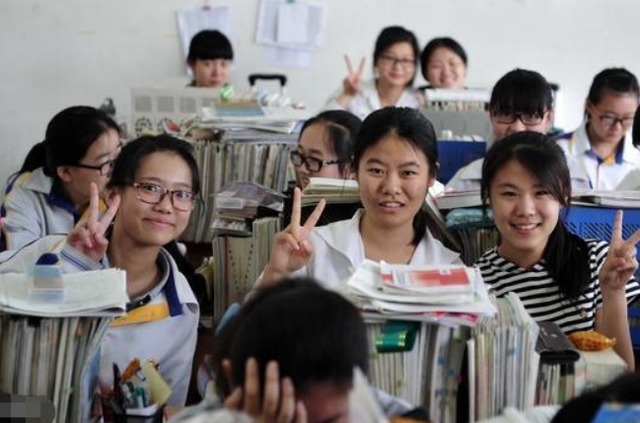 |学霸荣登校园“光荣榜”,另类获奖感言太搞笑,网友:天生段子手