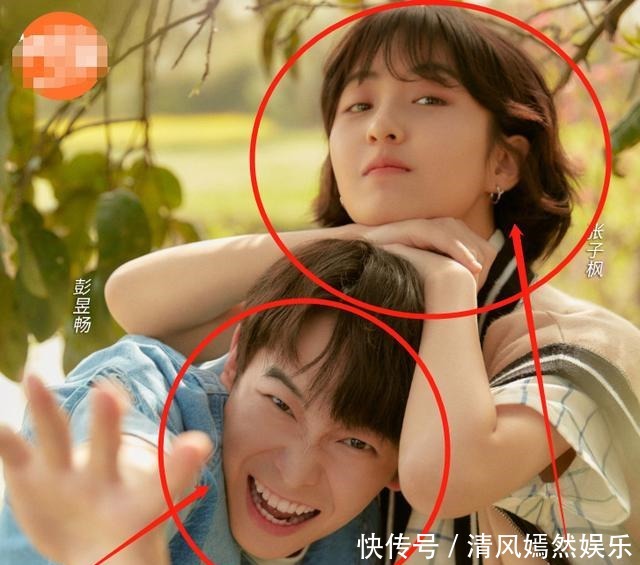 三兄妹|蘑菇屋三兄妹拍合照,张子枫站C位好受宠,我却留意她手放的位置