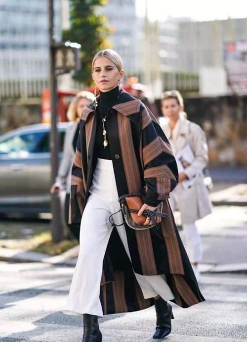 ?想要把“大衣”穿的时尚又高级？还得靠“靴子”，时髦显气场
