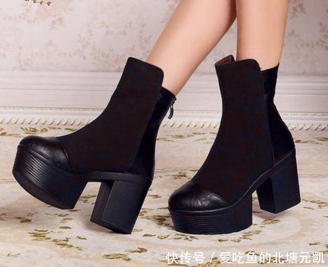 走起路来|越来越看不懂时尚了,国外女性流行马蹄鞋,走起路来好尴尬