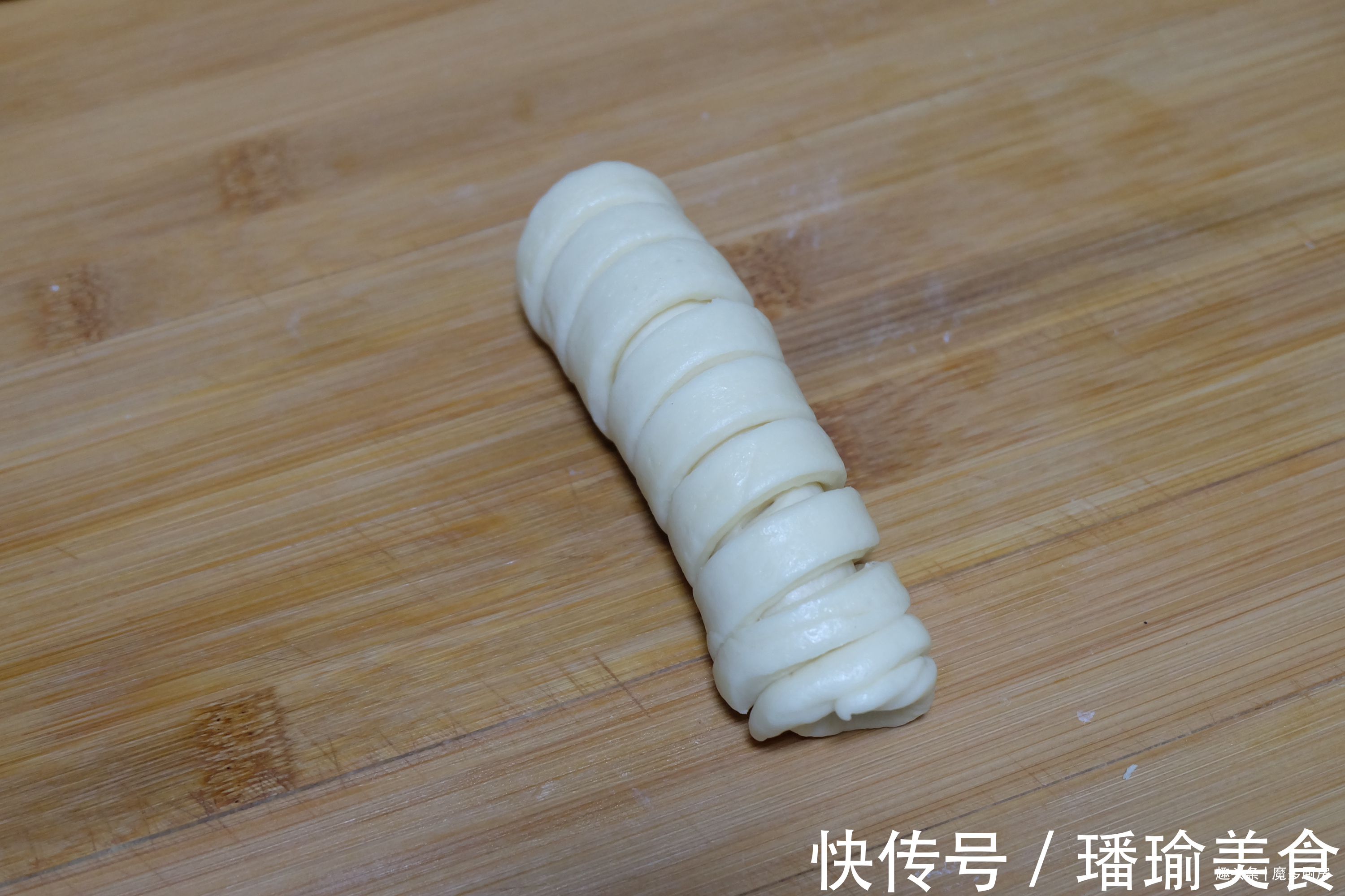 发酵|孩子要吃毛毛虫面包,时间短也能做,一次发酵无油低糖,香软拉丝