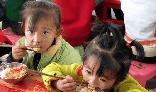 为什么宝宝在家要人喂，在幼儿园却能自己吃饭？老师说出真相
