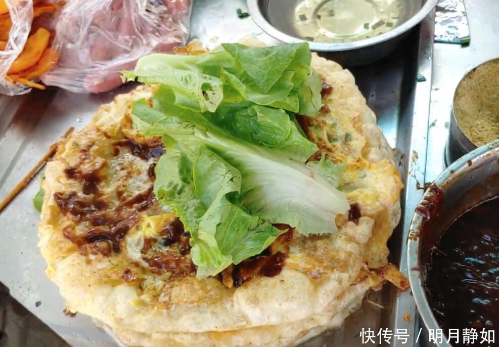 杂粮煎饼|大妈摆摊做鸡蛋饼,配菜只有三样,食客好吃到差点把舌头给吞了