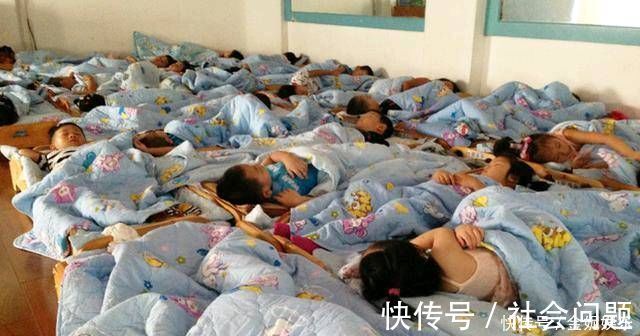 孩子|当妈妈检查幼儿园的监控时,她看到孩子在偷偷地做这件事,突然觉得很难过