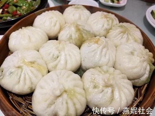 怎样让韭菜鸡蛋包子里的韭菜看起来新鲜绿油油的,不是那种黄色的?