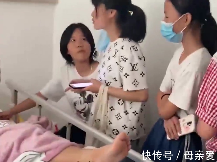 同学|儿子受伤住院,6名女同学主动来探望,妈妈在一旁捂嘴偷笑