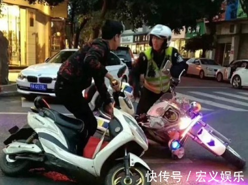 |搞笑GIF趣图:当它坐下水花飞溅的那一刻,一看就是大佬