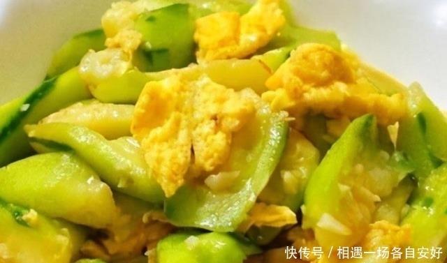 夏天要多吃絲瓜,清熱去火,美白補水,簡單一炒軟嫩鮮美,真不錯
