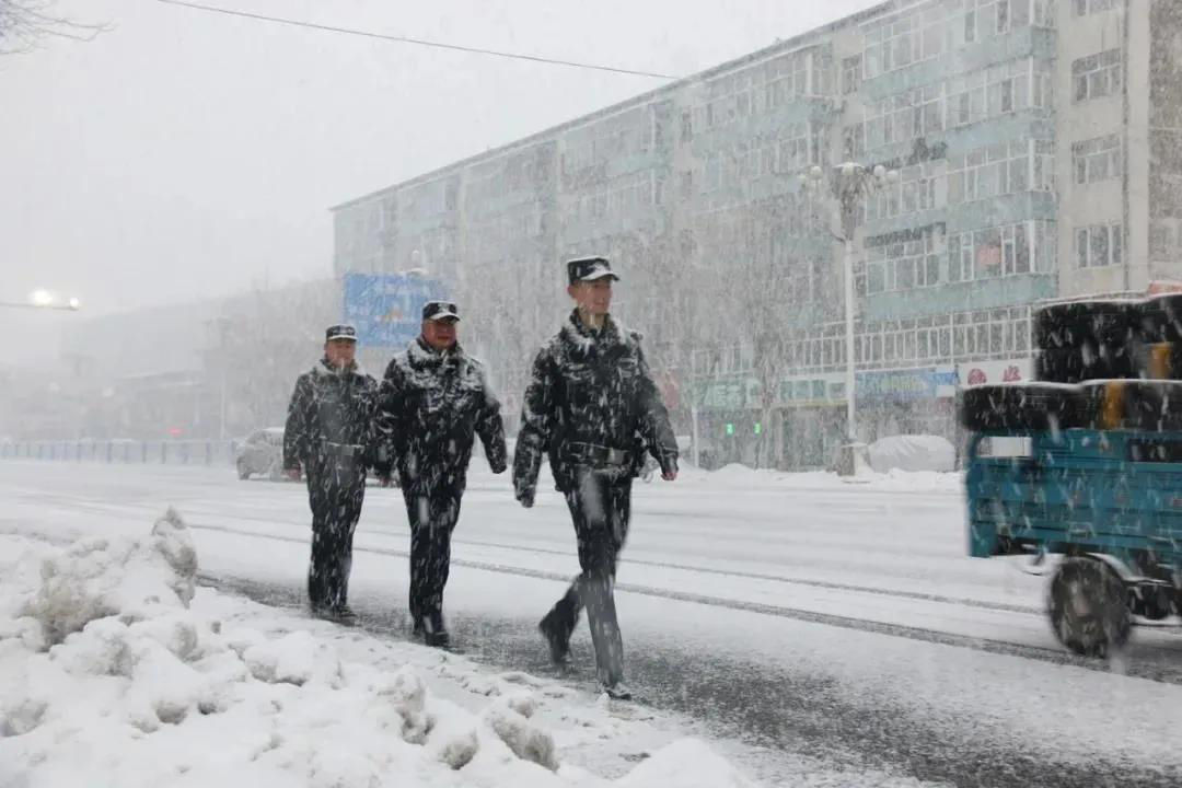 路面|一城风雪，一心守护