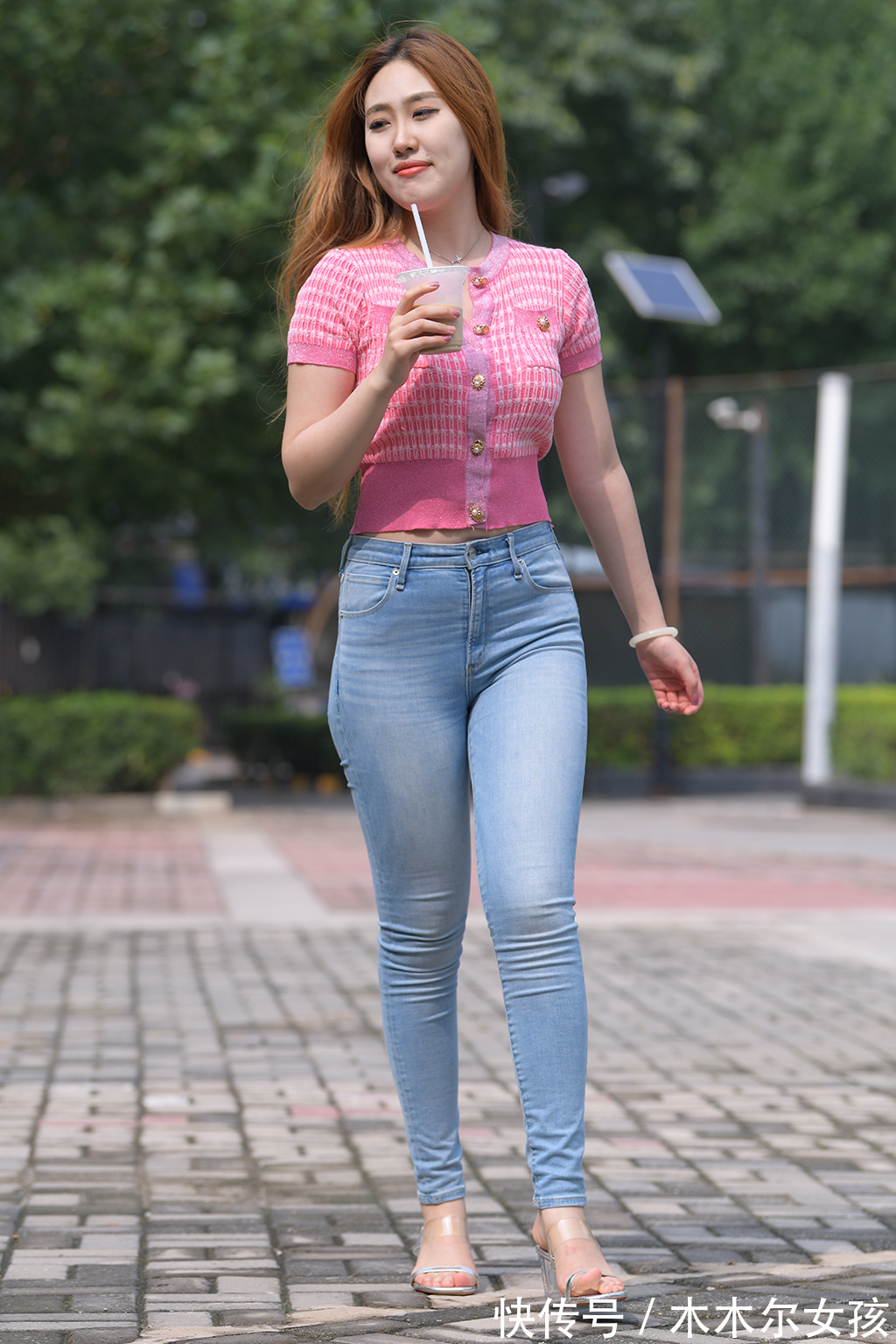 秋天|秋天简单的搭配,牛仔裤配针织衫,简约修身又美丽时尚