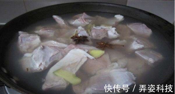 为什么牛肉越焯水越“脏” 老厨师说 你肯定是忘了加“它”