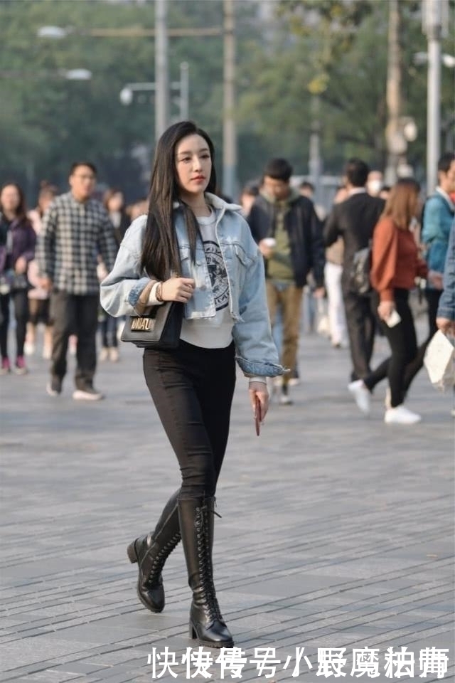 小清新|路人街拍,小姐姐选择了一款白色波点半身裙,清新又精致