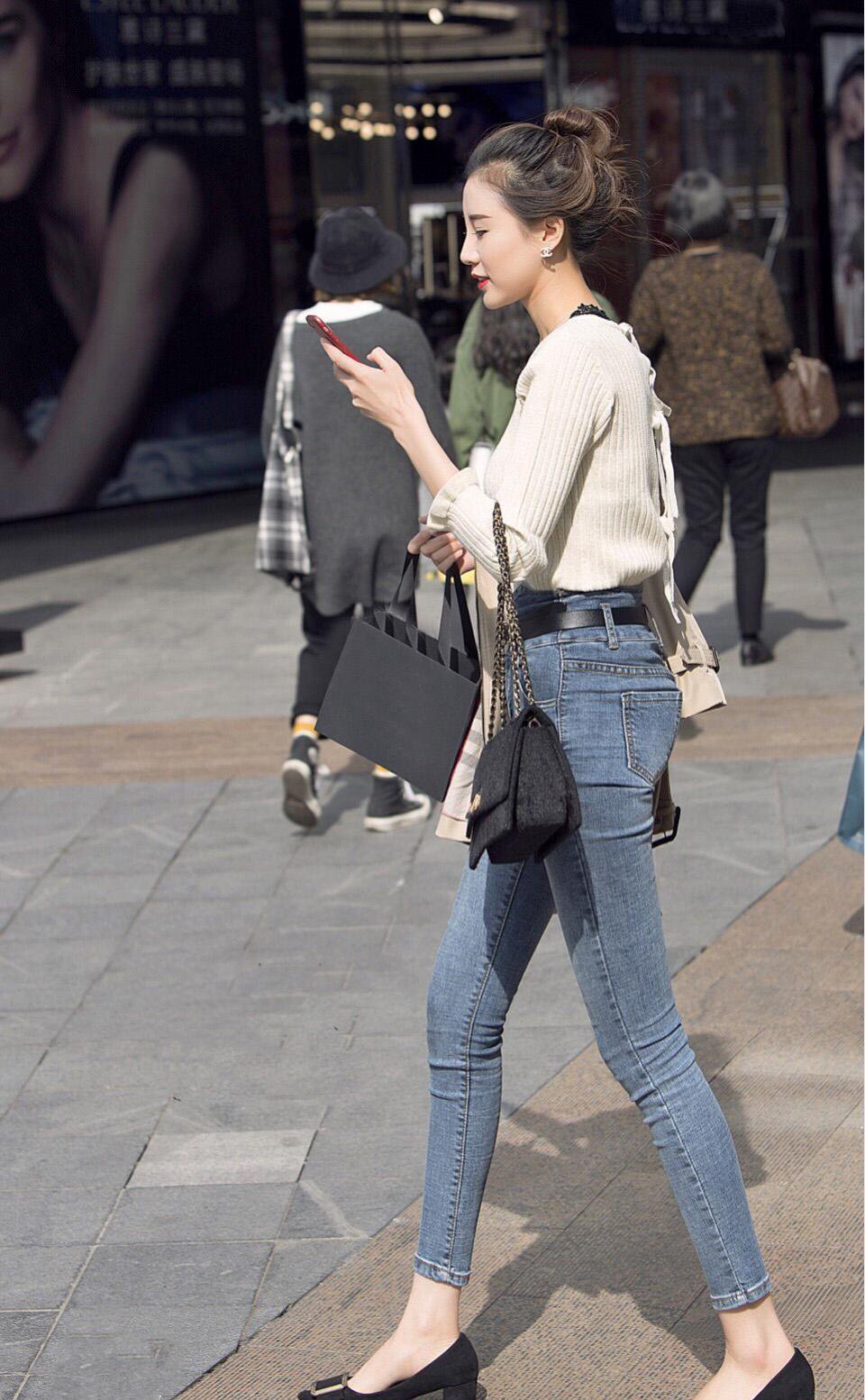 简约休闲的春季穿搭，针织衫配高腰牛仔裤，高挑靓丽又显迷人气息