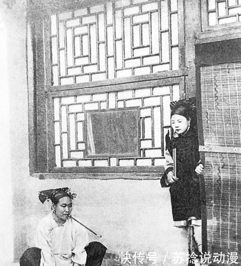 老照片|老照片：图5烟瘾发作的八旗女子，图6八旗贵妇玩行为艺术