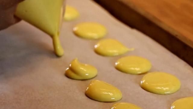 饼干|鸡蛋别再炒着吃了,学会新吃法,做成小零食,香甜酥脆,家人爱吃