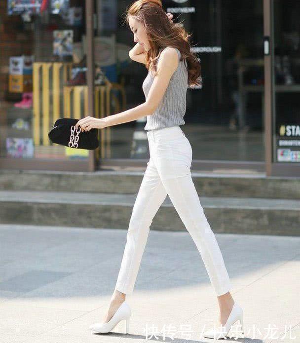 青春|紧身裤搭配的美女,展现自己的青春时尚,给人不一样的感觉