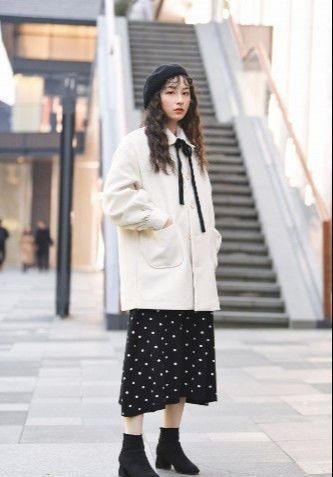 小姐姐|美女身材高挑，红色的风衣搭配黑色的丝袜，清新靓丽