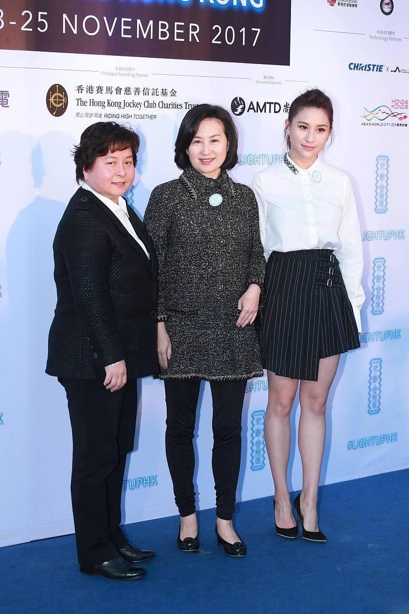 何超琼|58岁何超琼再次艳压群芳,黑色蕾丝裙配飞尾短发,胸针显真名媛