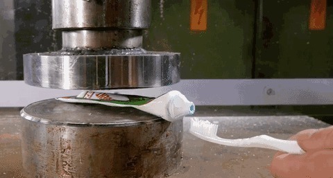 |搞笑GIF趣图:妹子,没想到吧?洗个手还能碰到惊喜!